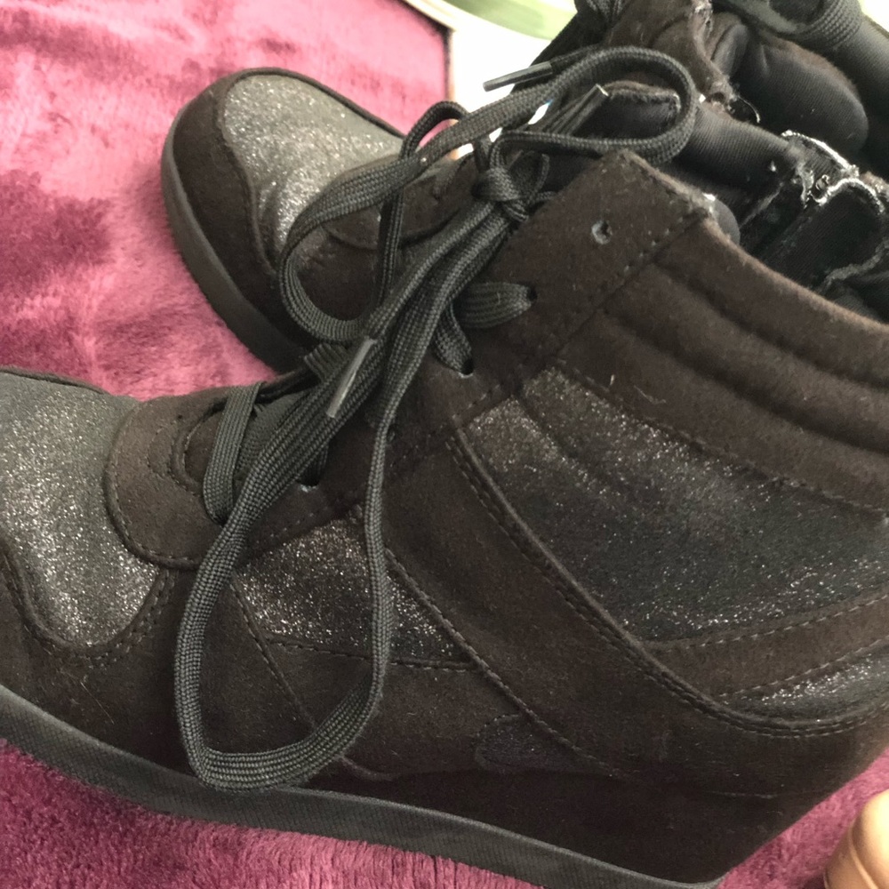 Black wedges